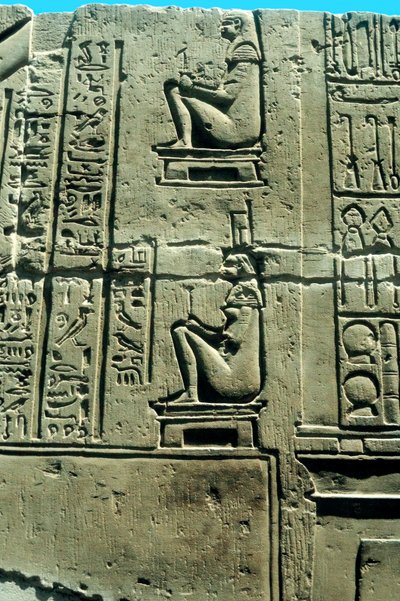 Mujer en una silla de parto, relieve de piedra caliza del Antiguo Egipto de Kawm Umbu de Unbekannt