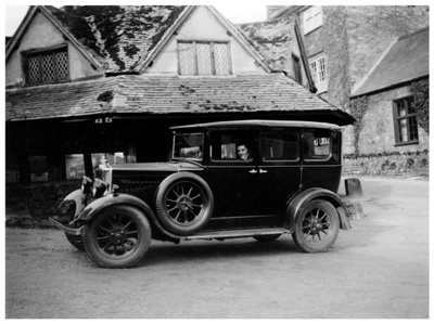 Mujer en un coche antiguo, c1920s de Unbekannt