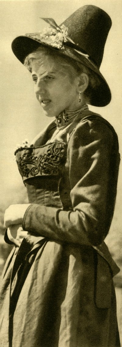 Mujer con traje tradicional, Tirol, Austria, c1935 de Unbekannt