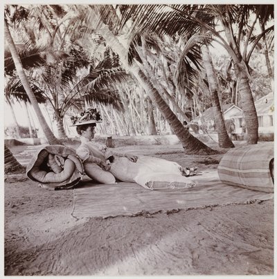 Mujer acostada bajo palmeras, c 1911 de Unbekannt
