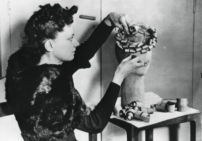 Mujer haciendo un sombrero con virutas de madera, Francia ocupada por Alemania, abril 1941 de Unbekannt