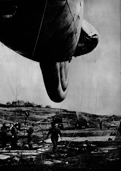 Mujer de la WAAF manejando un globo de barrera, 1943 de Unbekannt