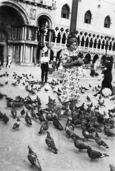 Mujer rodeada de palomas, Plaza de San Marcos, Venecia, Italia, 1938 de Unbekannt