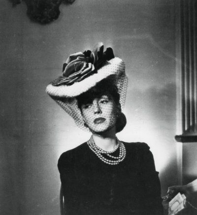 Mujer con sombrero y velo del diseñador de moda francés Jacques Fath, Francia, 1943 de Unbekannt