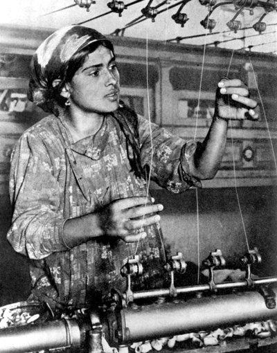 Mujer trabajando en la industria de la seda, Samarcanda, Uzbekistán, 1936 de Unbekannt