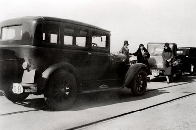 Mujeres y coches estacionados, 1930 de Unbekannt