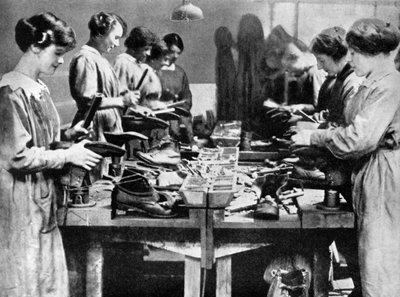 Mujeres zapateras reparando calzado para el esfuerzo de guerra, 1914-1918 de Unbekannt