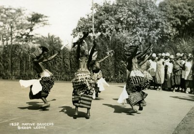Mujeres bailarinas actuando, Sierra Leona, siglo XX de Unbekannt