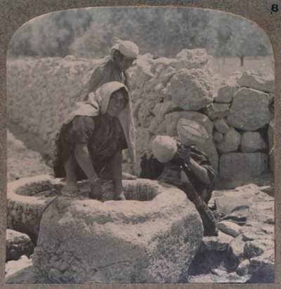 Mujeres sacando agua en la Fuente de los Magos, en el camino a Belén, c1900 de Unbekannt