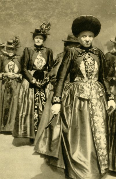 Mujeres con traje tradicional, Schruns, Vorarlberg, Austria, c1935 de Unbekannt