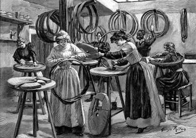 Mujeres fabricando neumáticos para bicicletas, Francia, 1896 de Unbekannt