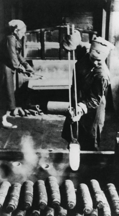 Mujeres fabricando casquillos de proyectiles en una fábrica rusa, Segunda Guerra Mundial, 1943 de Unbekannt