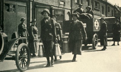 Reservistas mujeres entregando leche a un hospital, Primera Guerra Mundial, c. 1914-1918, c. 1920 de Unbekannt