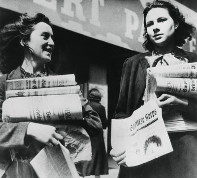 Mujeres vendiendo periódicos alemanes, París ocupado por los alemanes, 19 de julio de 1940 de Unbekannt