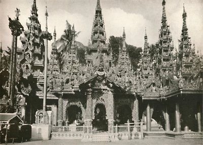 Santuarios tallados en madera con trabajo de mosaico de vidrio en la Pagoda Shwe Dagon, Rangún, 1900 de Unbekannt