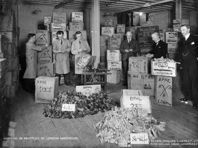 Trabajando con cerdas en un almacén, Londres, 1938 de Unbekannt
