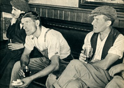 Trabajadores en una posada inglesa escuchando al Sr. Churchill, 1942 de Unbekannt