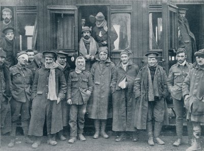 Tropas inglesas heridas camino a un hospital base, c1914 de Unbekannt