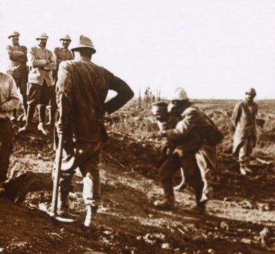Soldado herido, Haute Chevauchée, norte de Francia, c1914-c1918 de Unbekannt