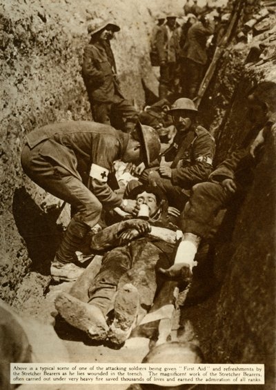 Soldado herido siendo tratado en las trincheras, Batalla del Somme, Primera Guerra Mundial, 1916 de Unbekannt