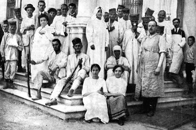 Soldados heridos siendo atendidos por la Cruz Roja Serbia, Primera Guerra Mundial, 1914 de Unbekannt
