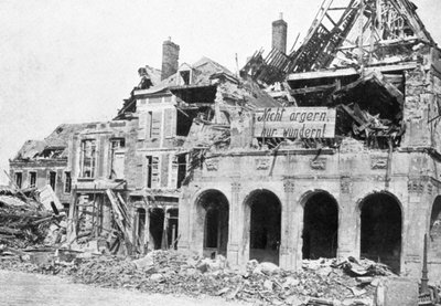 Edificio destruido, Grande Place, Péronne, Francia, Primera Guerra Mundial, 1917, c1920 de Unbekannt
