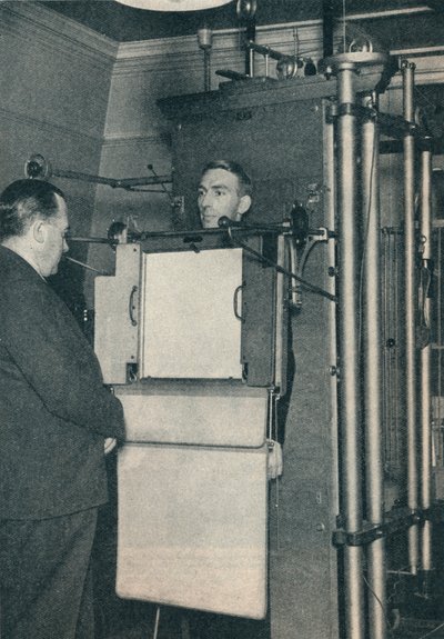 Aparato de rayos X utilizado para el examen de casos sospechosos de enfermedades cardíacas o pulmonares, c. 1935 c. 1937 de Unbekannt