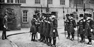Guardias Yeomen en desfile en la Torre de Londres, 1926-1927 de Unbekannt