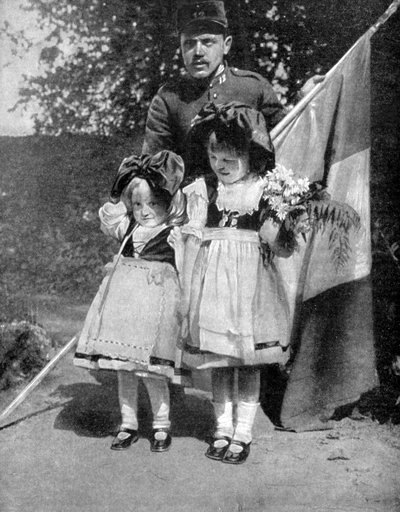 Niños alsacianos jóvenes en traje tradicional con un soldado francés, Primera Guerra Mundial, 1915 de Unbekannt