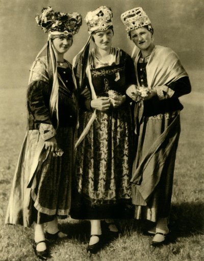 Jóvenes en traje tradicional, Estiria, Austria, c1935 de Unbekannt
