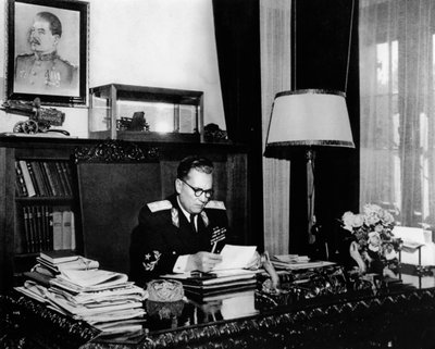 Líder yugoslavo Mariscal Josip Broz Tito en su oficina, Belgrado, Yugoslavia, c. 1946-c. 1947 de Unbekannt
