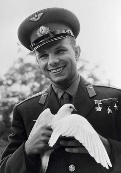 Yuri Gagarin, cosmonauta ruso, c1963-c1964 de Unbekannt
