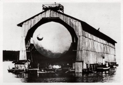 Zeppelin LZ1 en un hangar flotante en Manzell, Friedrichshafen, Alemania, 1900 de Unbekannt