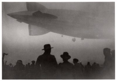 Zeppelin LZ 126 ascendiendo en la niebla de Unbekannt