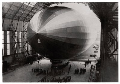 Zeppelin LZ 127 Graf Zeppelin entrando en su hangar, 1933 de Unbekannt