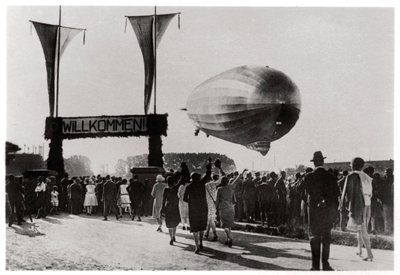 Zeppelin LZ 127 Graf Zeppelin aterrizando en Friedrichshafen, Alemania, 1933 de Unbekannt