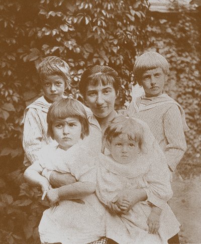 Zinaida Serebriakova con sus hijos, años 1920 de Unbekannt