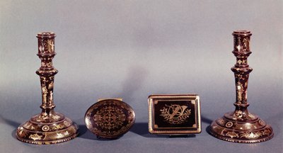Un par de candelabros Luis XVI incrustados con oro y nácar con dos cajas de pique inglés del siglo XVIII de Unbekannt Unbekannt