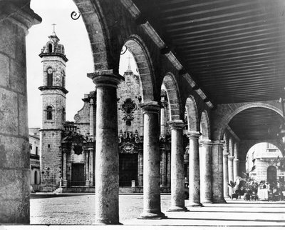 Una vista de la Plaza de la Catedral Vieja de La Habana enmarcada por los magníficos arcos de un edificio adyacente, 1954 de Unbekannt Unbekannt