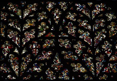 Patrones abstractos de fragmentos de vidrio del siglo XIII en la ventana del ojo del Obispo, el rosetón sur de Unbekannt Unbekannt