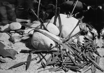 Armas anglosajonas, c.900 d.C., encontradas junto al barco Nydam en un pantano de turba, Jutlandia del Sur, 1859-63 de Unbekannt Unbekannt