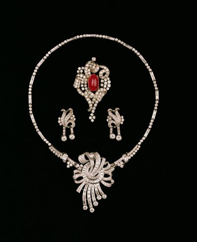 Joyas de diamantes Art Deco: broche colgante de diamantes baguette, broche de pergamino de rubí cabujón y diamantes, pendientes colgantes de diamantes de Unbekannt Unbekannt