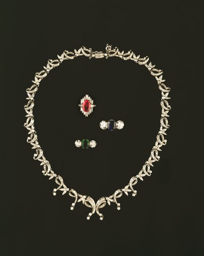 Collar de diseño de pergamino y hojas Art Deco; anillo de racimo de rubíes y diamantes; anillo de tres piedras con zafiro y diamantes; anillo de tres piedras con esmeralda y diamantes de Unbekannt Unbekannt