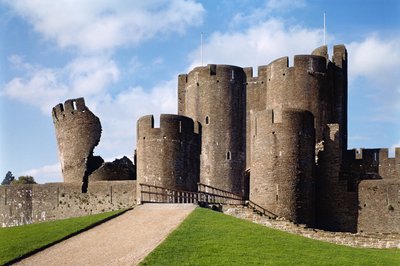 Castillo de Caerphilly, Vista exterior mostrando el puente y la Torre Inclinada, Escuela Inglesa, (siglo XIII), completado en 1277, Glamorgan, Gales de Unbekannt Unbekannt