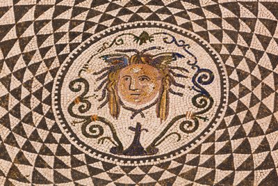 Carmona, Provincia de Sevilla, España. Mosaico romano de Medusa en el Ayuntamiento. de Unbekannt Unbekannt