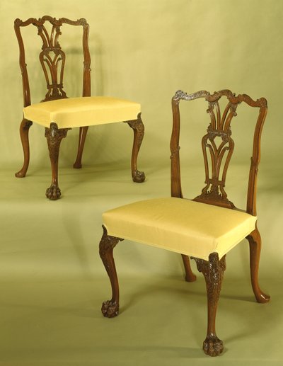 Sillas de comedor Chippendale, talladas, con listones perforados y acanalados, riel superior serpentino con volutas en C, moldura de llama y follaje en patas cabriolé con pies de garra peluda, c.1760 de Unbekannt Unbekannt