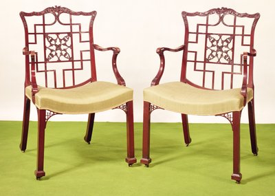Sillas de comedor de caoba Chippendale en estilo chino, rieles superiores coronados por una corona ducal y un escudo de grifo, c.1760 de Unbekannt Unbekannt