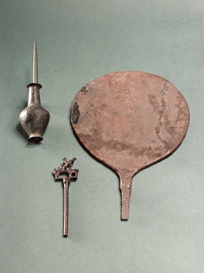 Horquilla de cobre, varilla de colirio con pote y espejo, Mohenjo-Daro, 2300-1750 a.C. de Unbekannt Unbekannt