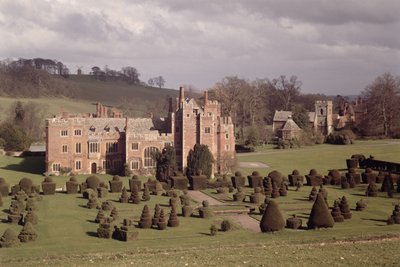 Exterior mostrando jardín de topiaria y iglesia más allá, Compton Wynyates, Warwickshire, finales del siglo XV-principios del siglo XVI de Unbekannt Unbekannt