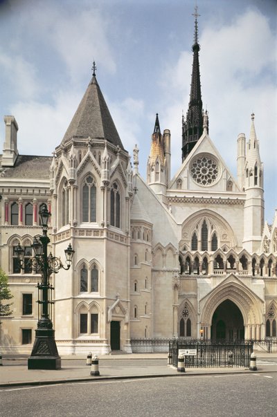 Vista exterior de la entrada de los Tribunales Reales de Justicia, Londres de Unbekannt Unbekannt